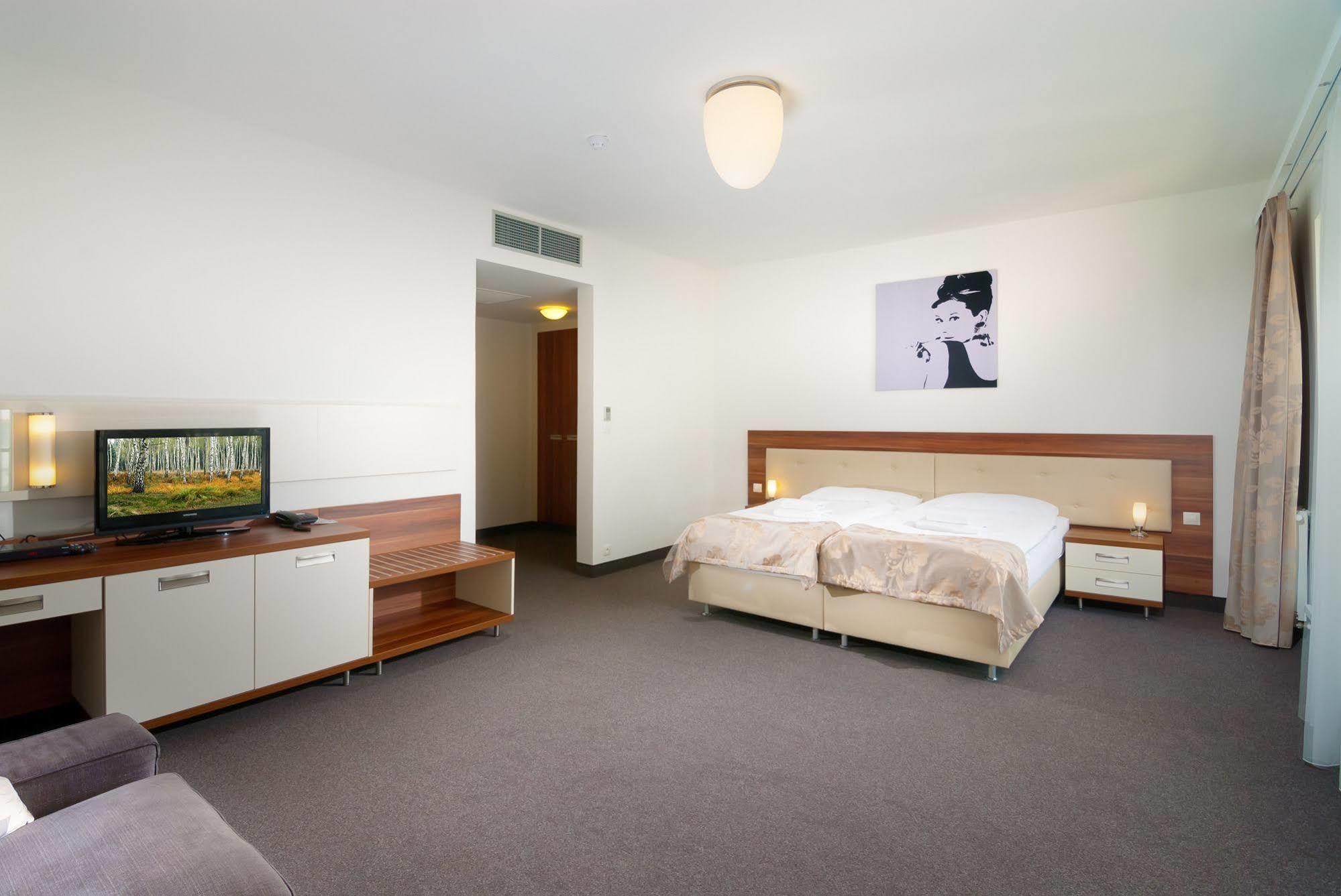 Hotel Malta كارلوفي فاري المظهر الخارجي الصورة