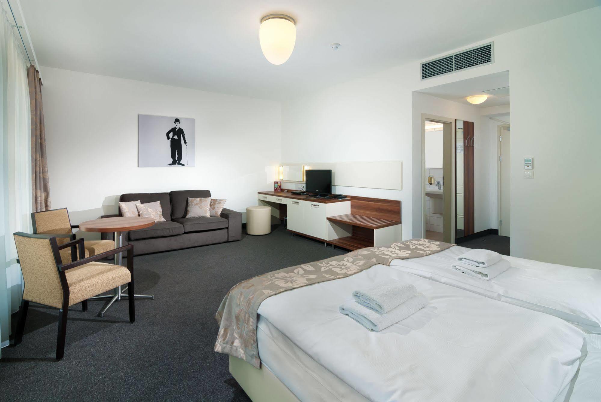 Hotel Malta كارلوفي فاري المظهر الخارجي الصورة